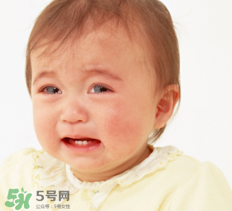 寶寶吐奶和哭有關(guān)系嗎？寶寶哭會引起吐奶嗎？