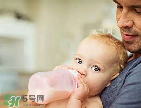 嬰兒吐奶和溢奶的區(qū)別 嬰兒溢奶和吐奶有何不同？