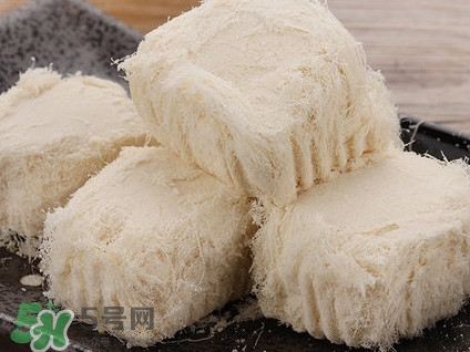 龍須糖是什么做的？龍須糖上面一層粉是什么粉