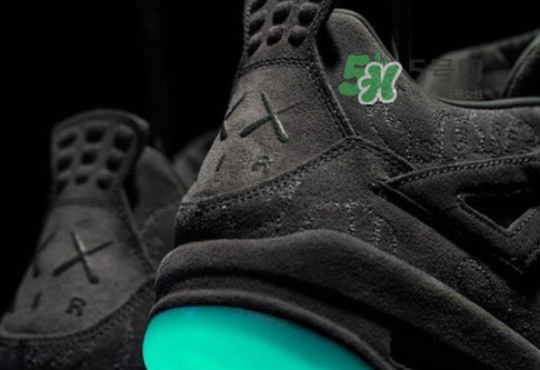 kaws與air jordan 4聯(lián)名黑色版本多少錢？aj4純黑限定發(fā)售價格