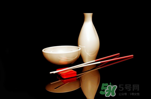 三伏天可以喝白酒嗎？三伏天喝白酒好還是啤酒？