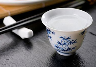 三伏天可以喝白酒嗎？三伏天喝白酒好還是啤酒？