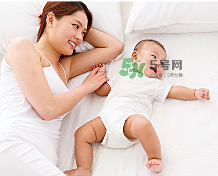 低齡寶寶家庭親子游戲介紹 適合低齡寶寶的親子游戲有哪些？