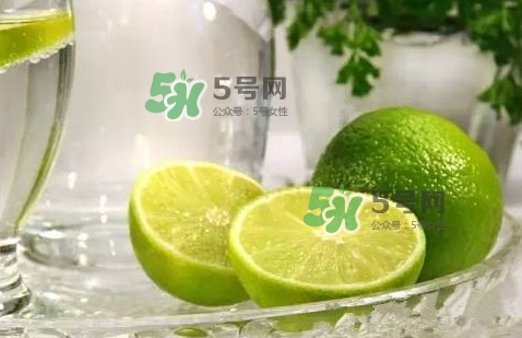 青檸檬泡完水皮怎么變顏色了？青檸檬怎么腌制好