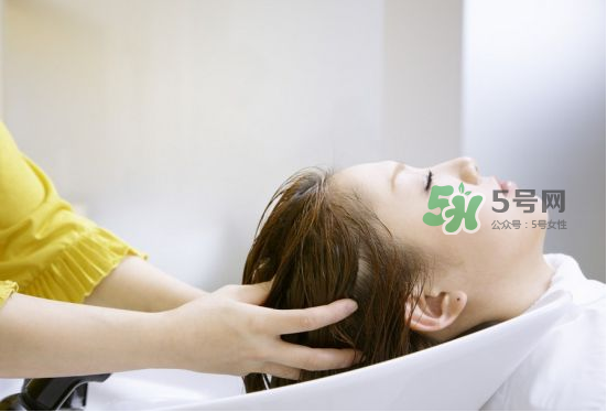 三伏天坐月子能洗頭嗎？三伏天坐月子多久可以洗頭？