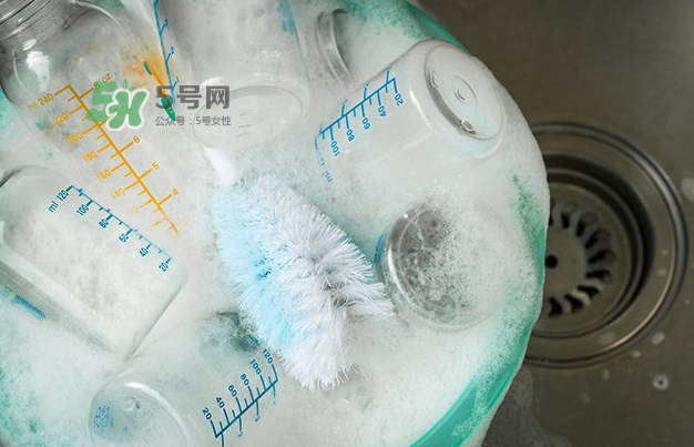 奶瓶刷尼龍的好還是海綿的好？洗奶瓶的正確方法