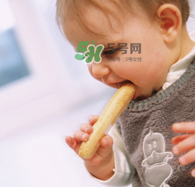 寶寶沒(méi)長(zhǎng)牙能吃磨牙棒嗎？寶寶沒(méi)長(zhǎng)牙可以吃磨牙餅干嗎？