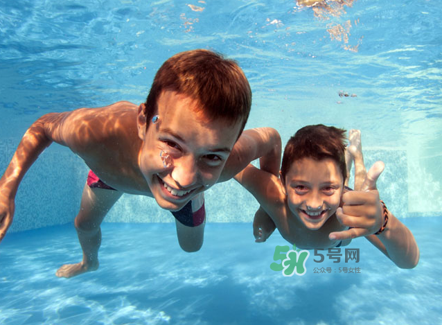 游泳為什么要穿泳衣？為什么游泳要穿泳衣？