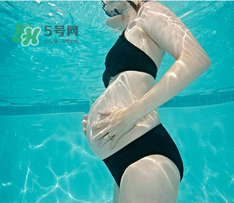 孕婦能游泳嗎？孕婦能不能去游泳池？