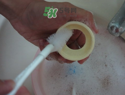奶瓶刷尼龍的好還是海綿的好？洗奶瓶的正確方法