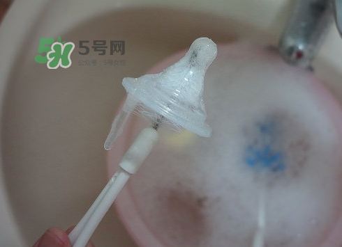 奶瓶刷尼龍的好還是海綿的好？洗奶瓶的正確方法
