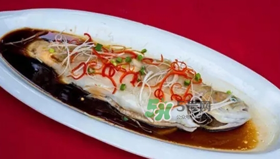 金鱒魚(yú)清蒸為什么變黑？食用金鱒魚(yú)有什么好處
