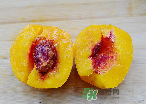 來月經(jīng)可以吃黃桃嗎？大姨媽來了可以吃黃桃嗎？