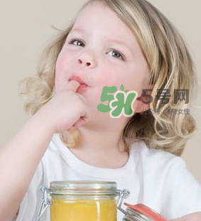 兒童多大可以吃鹽？?jī)和喳}的注意事項(xiàng)
