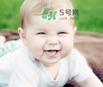 夏天寶寶頭上長紅疙瘩怎么回事？夏天寶寶頭上長東西怎么辦？