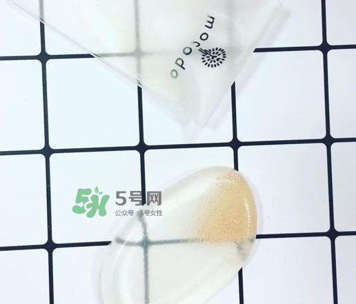 硅膠粉撲和海綿粉撲哪個好？硅膠粉撲和美妝蛋哪個好