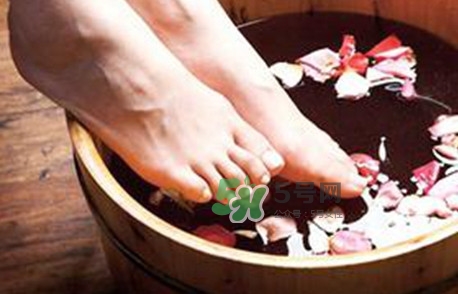 醋泡腳要把醋燒開嗎？白醋泡腳的正確方法