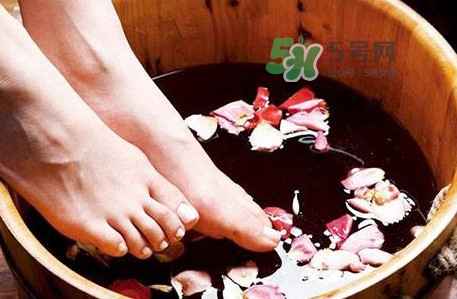 花椒水泡腳能降血壓?jiǎn)?？泡腳是干花椒好還是鮮花椒好