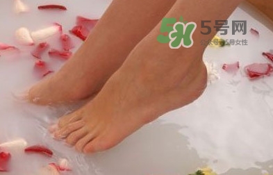 花椒水泡腳能降血壓?jiǎn)?？泡腳是干花椒好還是鮮花椒好