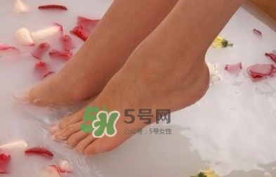 花椒水泡腳能治白發(fā)嗎？花椒水泡腳的禁忌