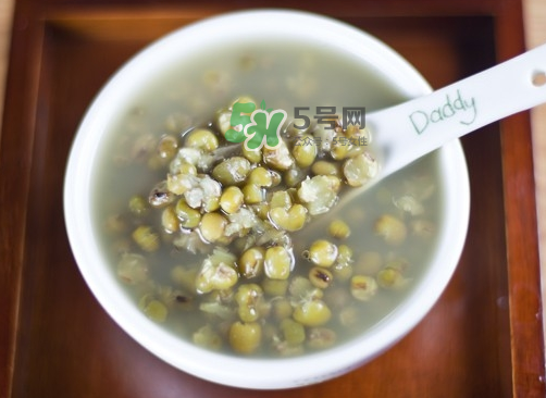 綠豆湯和牛奶能一起吃嗎？喝綠豆湯同時(shí)可以喝牛奶嗎？