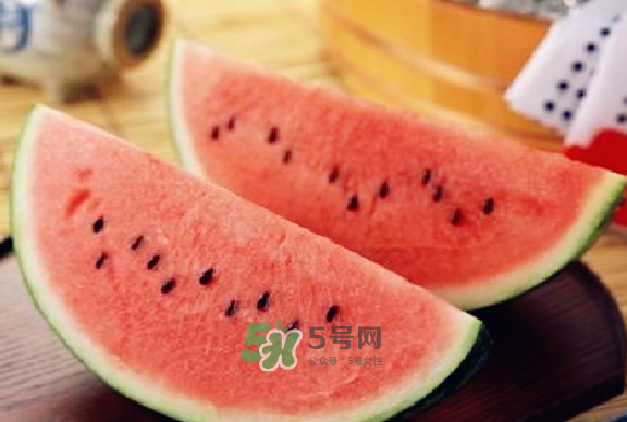 綠豆湯和西瓜可以同時(shí)吃嗎？綠豆湯可以和西瓜一起吃嗎？