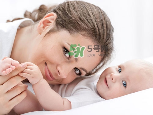 3~5個(gè)月的寶寶有多了解這個(gè)世界？寶寶睡眠習(xí)慣如何規(guī)范？