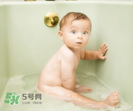 寶寶濕疹可以洗澡嗎？新生兒濕疹可以洗澡嗎？