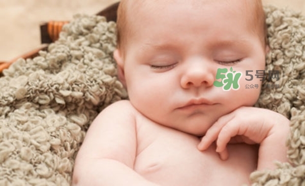 3~5個(gè)月的寶寶有多了解這個(gè)世界？寶寶睡眠習(xí)慣如何規(guī)范？
