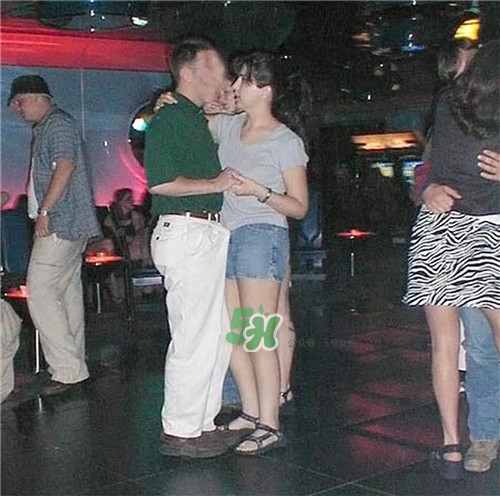 男人在公眾場合勃起如何化解尷尬？