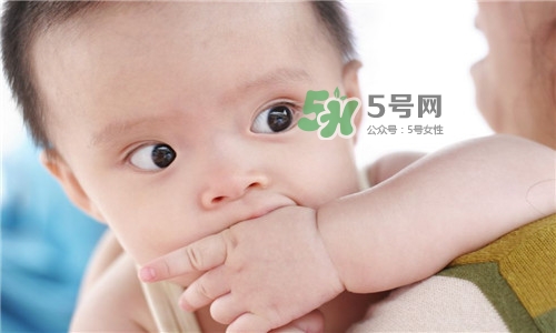 3~5個(gè)月的寶寶有多了解這個(gè)世界？寶寶睡眠習(xí)慣如何規(guī)范？