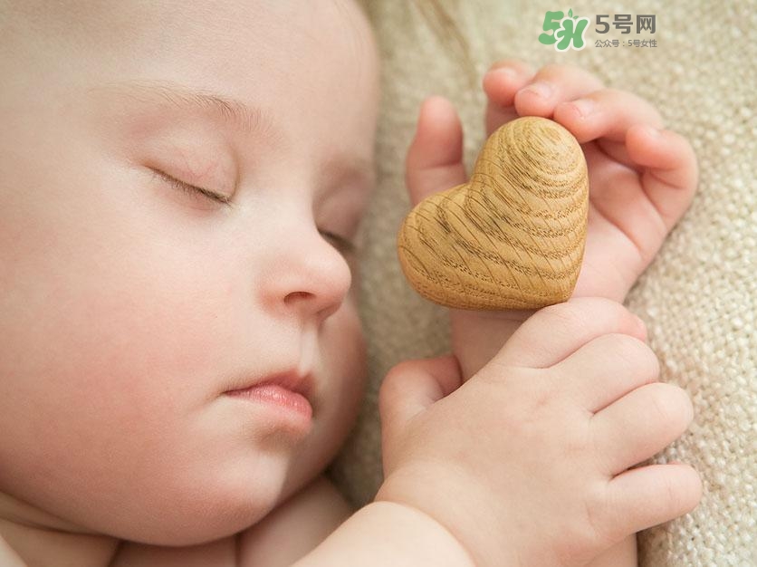 什么時(shí)候跟孩子分床睡好？嬰兒跟父母分房睡還是分床睡？