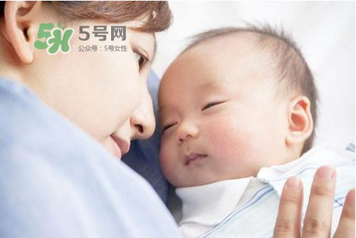8月份坐月子穿什么衣服？八月份坐月子穿什么鞋？