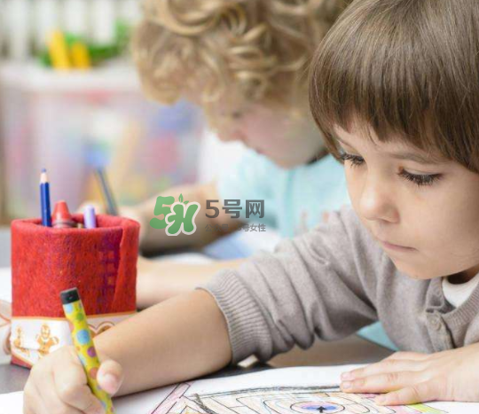 暑假孩子不寫作業(yè)怎么辦？暑假不想寫作業(yè)怎么教育？