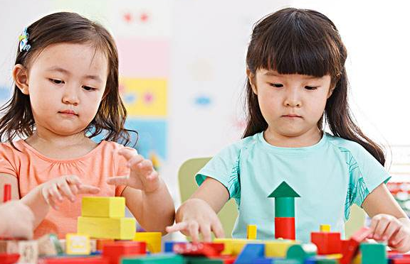 孩子在幼兒園受欺負(fù)怎么辦？孩子在幼兒園不合群怎么辦？
