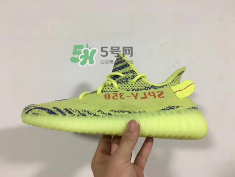 adidas yeezy boost 350 v2黃斑馬是夜光的嗎？