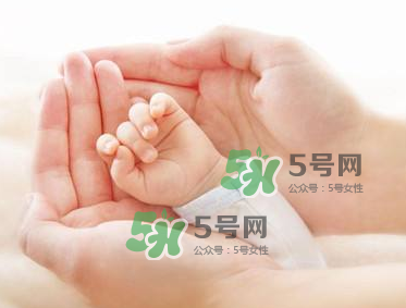 坐月子要穿內(nèi)衣嗎？坐月子不穿內(nèi)衣胸會下垂嗎？
