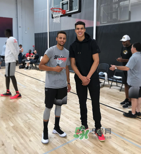 under armour curry4黑白配色什么時(shí)候發(fā)售？庫(kù)里第四代戰(zhàn)靴發(fā)售日期