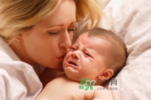 新手爸媽必看，七天教小嬰兒戒夜奶一覺到天亮