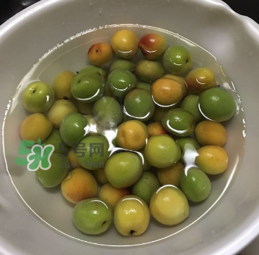 自制青梅酒的做法 青梅酒泡多久可以喝？