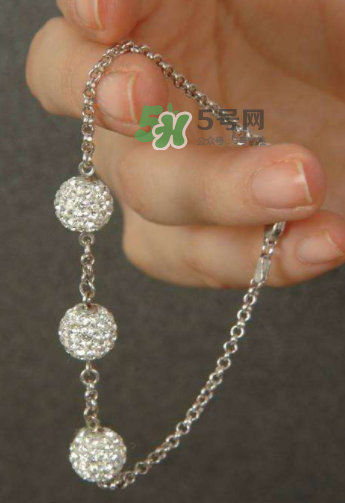 銀手鐲帶哪只手好？銀手鐲女性戴哪只手？