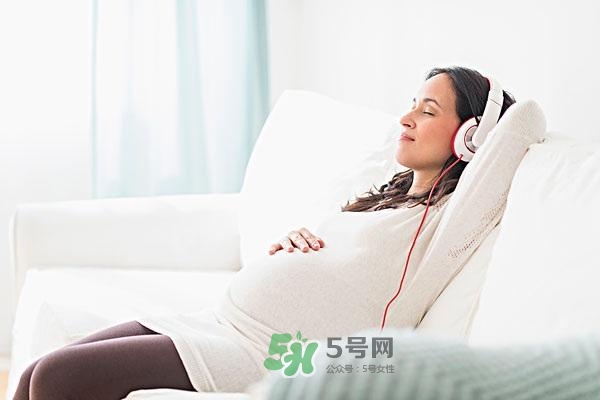 音樂胎教是媽媽聽還是放在肚子上？胎教音樂有哪些？