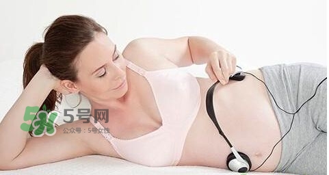 音樂胎教是媽媽聽還是放在肚子上？胎教音樂有哪些？