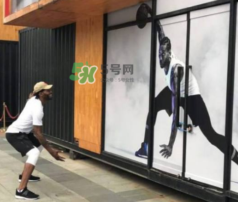 科懷倫納德中國行穿的球鞋是什么牌子？科懷倫納德中國行同款鞋子