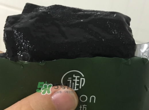 御泥坊水潤茶萃微囊黑面膜怎么用？
