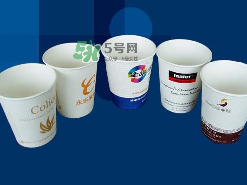 一次性紙杯可以裝開水嗎？能不能用一次性紙杯喝熱水？