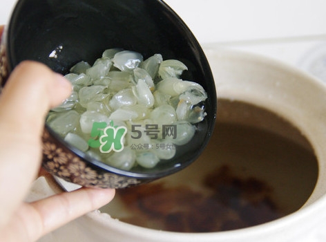 泡皂角米的水要倒掉嗎？泡皂角米的水有什么作用