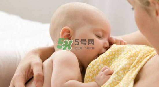 塞奶了有硬塊怎么辦？塞奶要熱敷還是冷敷？