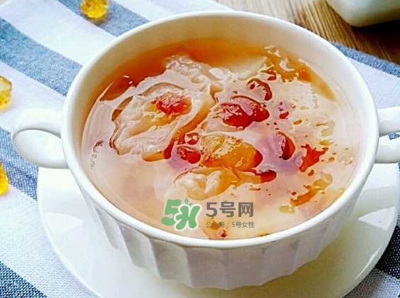 煮桃膠放冰糖還是紅糖？桃膠放鍋里要煮多久能吃