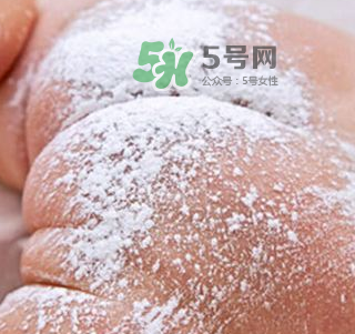 寶寶用爽身粉有危害嗎？爽身粉對(duì)寶寶有什么危害？